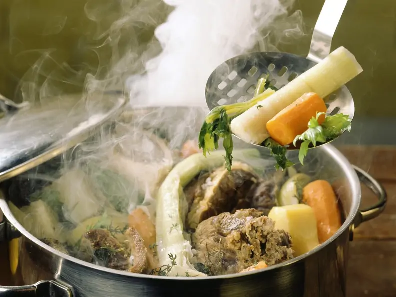 Rindfleisch-Gemüse-Topf auf französische Art (Pot au Feu)