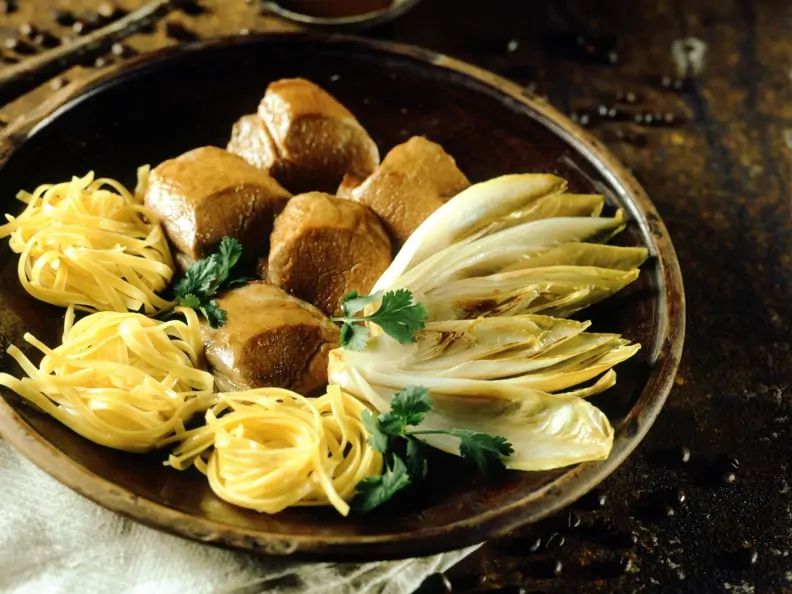 Rinderfilet mit geschmortem Chicorée und Soße