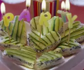Partyhäppchen: Weißbrotherzen mit Frischkäse und Gurke