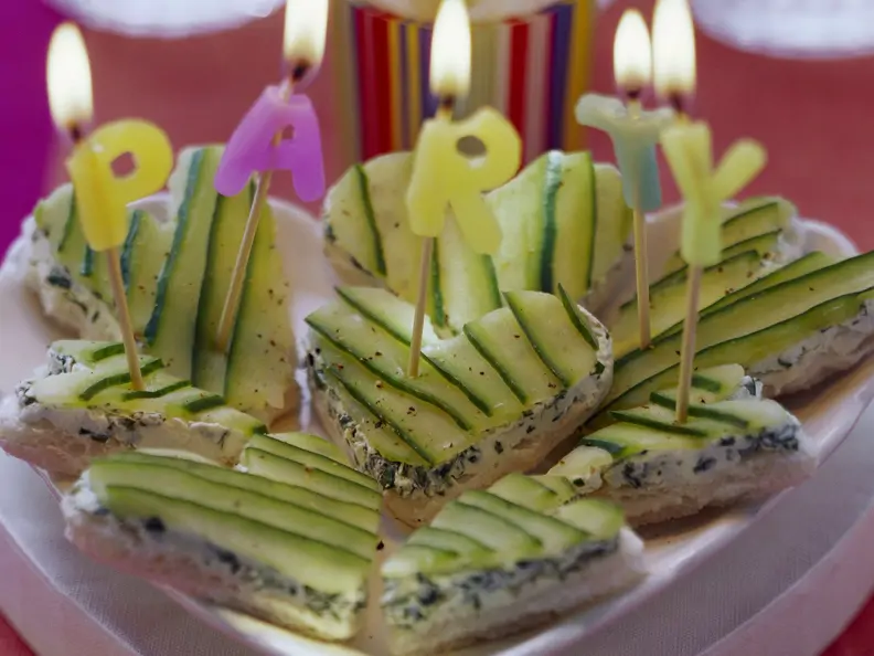 Partyhäppchen: Weißbrotherzen mit Frischkäse und Gurke