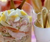 Gemischter Wurstsalat mit Käse, Paprika, Eiern und cremigem Dressing