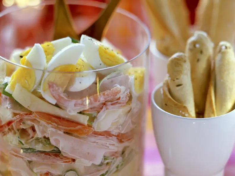 Gemischter Wurstsalat mit Käse, Paprika, Eiern und cremigem Dressing