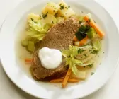Tellerfleisch mit Bouillonkartoffeln und Meerrettichsoße