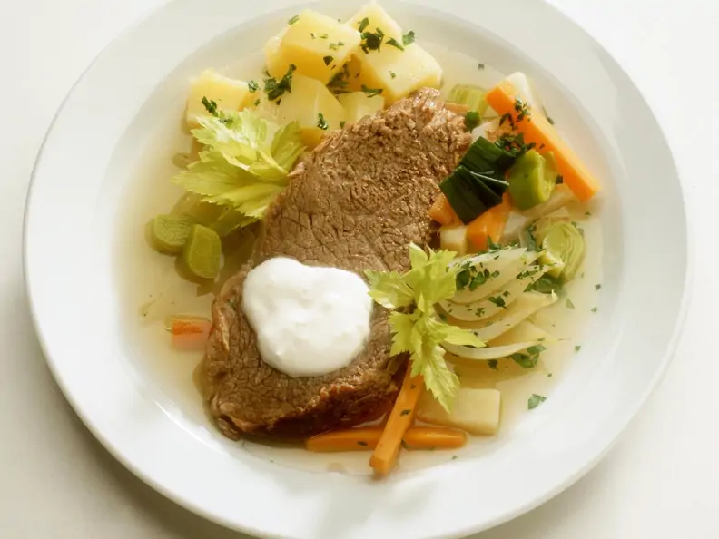 Tellerfleisch mit Bouillonkartoffeln und Meerrettichsoße
