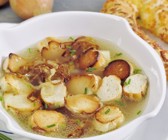 Würzige Brühe mit Brezel-Croûtons