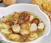 Würzige Brühe mit Brezel-Croûtons