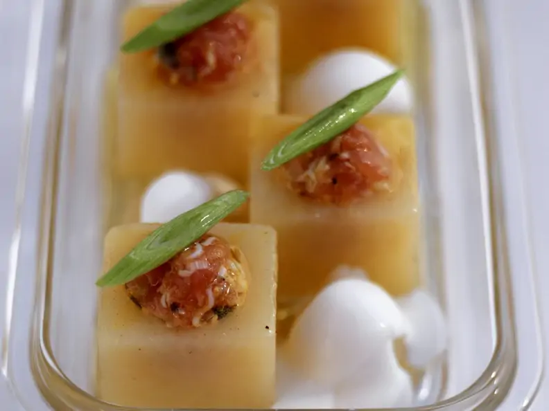 Melonenhäppchen mit Lachstatar, Lauchzwiebeln und Schmand