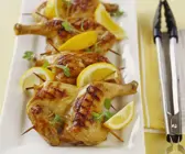 Gegrillte junge Hähnchen mit Zitrone
