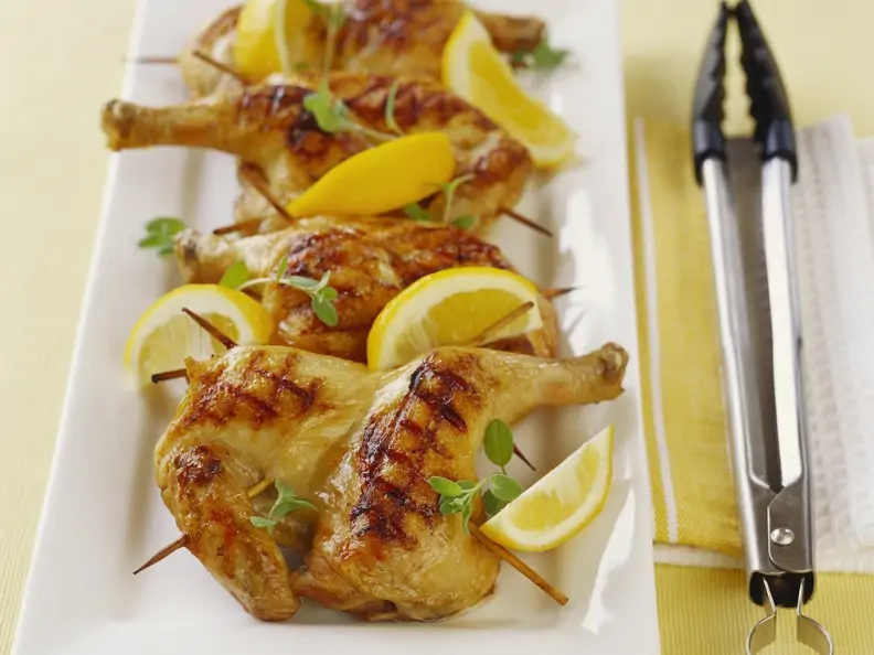 Gegrillte junge Hähnchen mit Zitrone