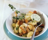 Kartoffelgnocchi mit Waldpilzen und Kräuterbutter