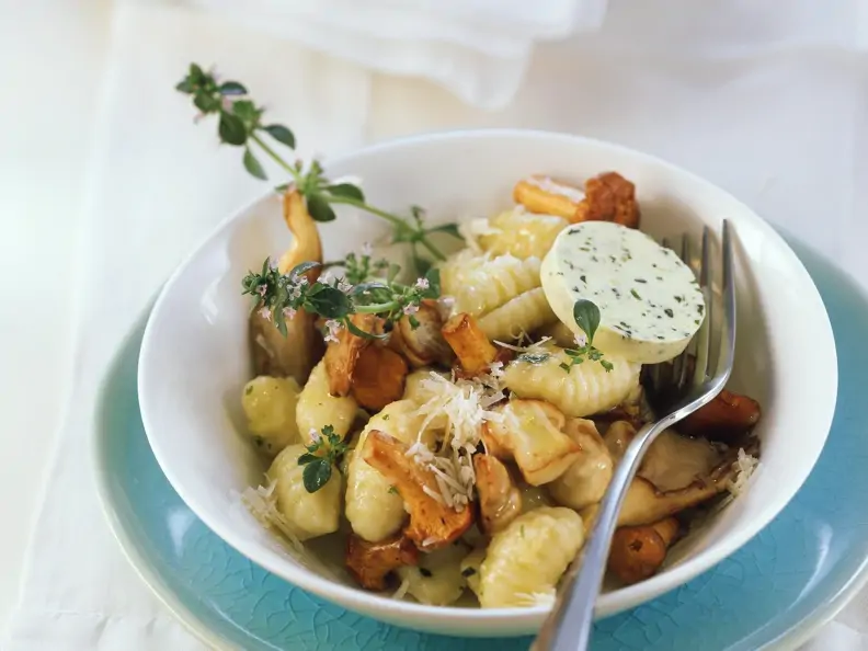 Kartoffelgnocchi mit Waldpilzen und Kräuterbutter