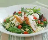 Couscous-Rucola-Salat mit geräuchertem Hähnchenfilet