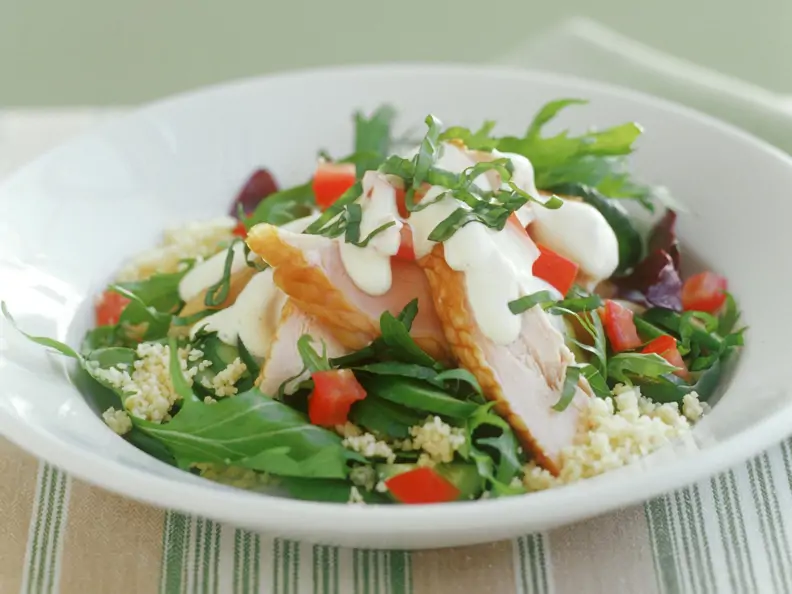 Couscous-Rucola-Salat mit geräuchertem Hähnchenfilet