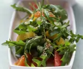 Rucola-Zitrus-Salat mit Sesamkörnern