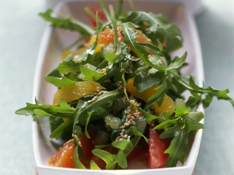 Rucola-Zitrus-Salat mit Sesamkörnern