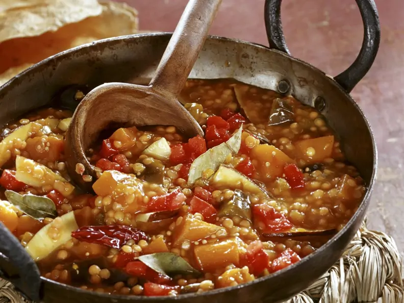 Auberginengemüse mit Linsen und Kürbis