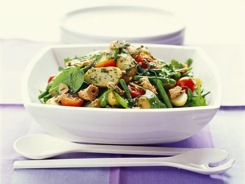 Bunter Thunfischsalat mit Kartoffeln und grünen Bohnen