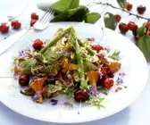 Spargel-Pfifferlingssalat mit Kirschen und Essblüten