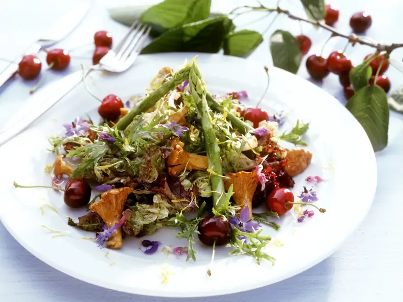 Spargel-Pfifferlingssalat mit Kirschen und Essblüten
