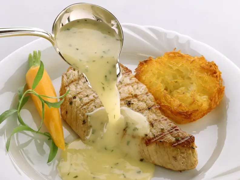 Gebratener Lachs mit Weißweinsauce