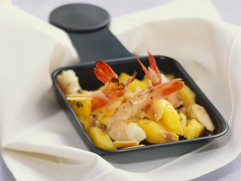 Raclette mit Mango und Garnele