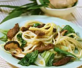 Asia-Nudeln mit Rindfleischstreifen und Gemüse