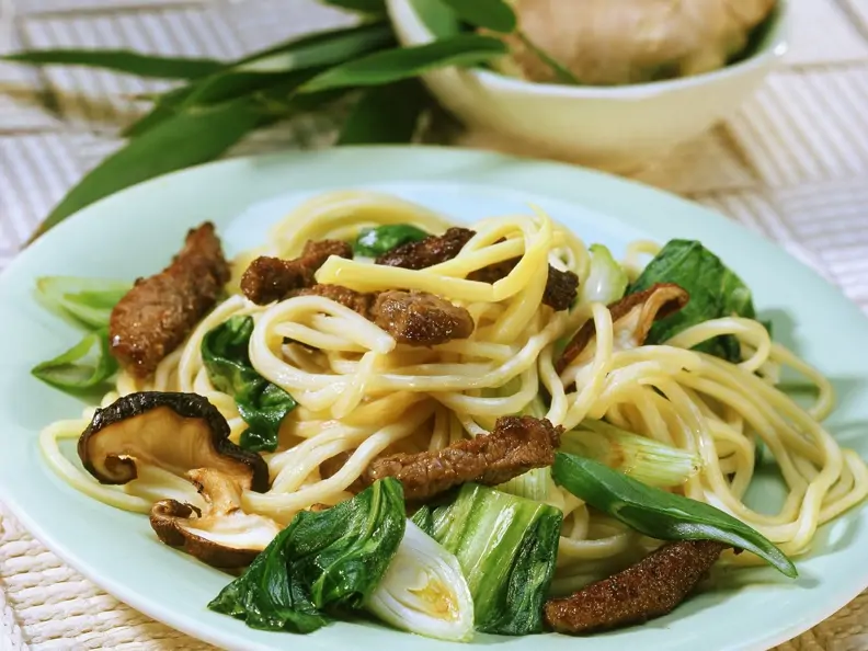 Asia-Nudeln mit Rindfleischstreifen und Gemüse