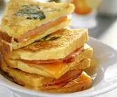 Schinken-Käse-Toasts in Ei gebraten