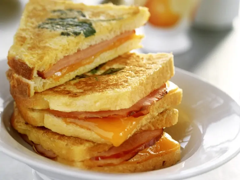 Schinken-Käse-Toasts in Ei gebraten