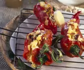 Spitzpaprika mit Füllung aus Couscous, Pinienkernen und Rosinen