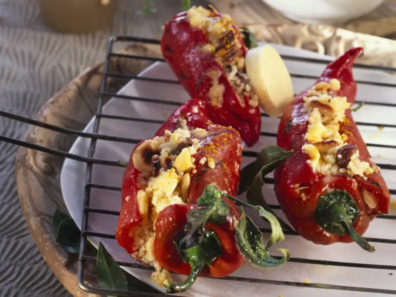 Spitzpaprika mit Füllung aus Couscous, Pinienkernen und Rosinen