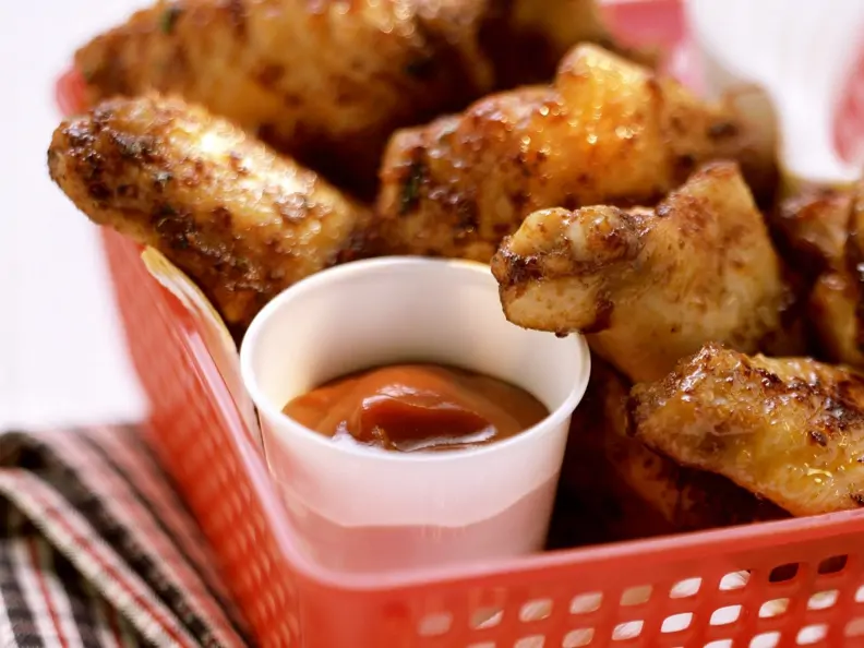 Würzige Chicken Wings mit Dip