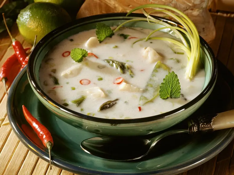 Kokos-Fisch-Suppe mit Spargel und Zitrone