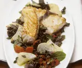 Seelachsfilet mit Kohlrabi und Beluga-Linsen