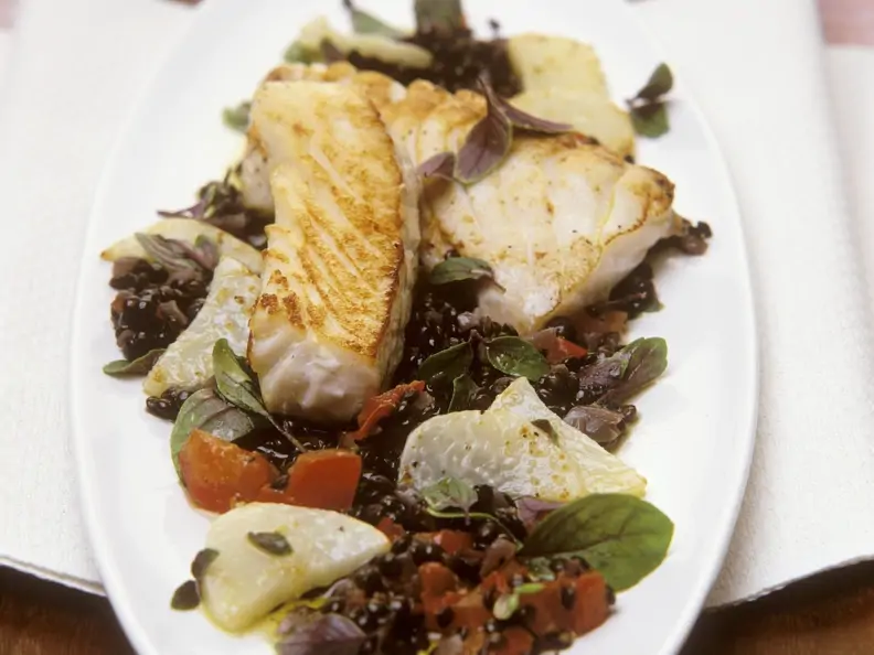 Seelachsfilet mit Kohlrabi und Beluga-Linsen