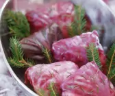 Rotkohlrouladen mit Gerste und Nüssen