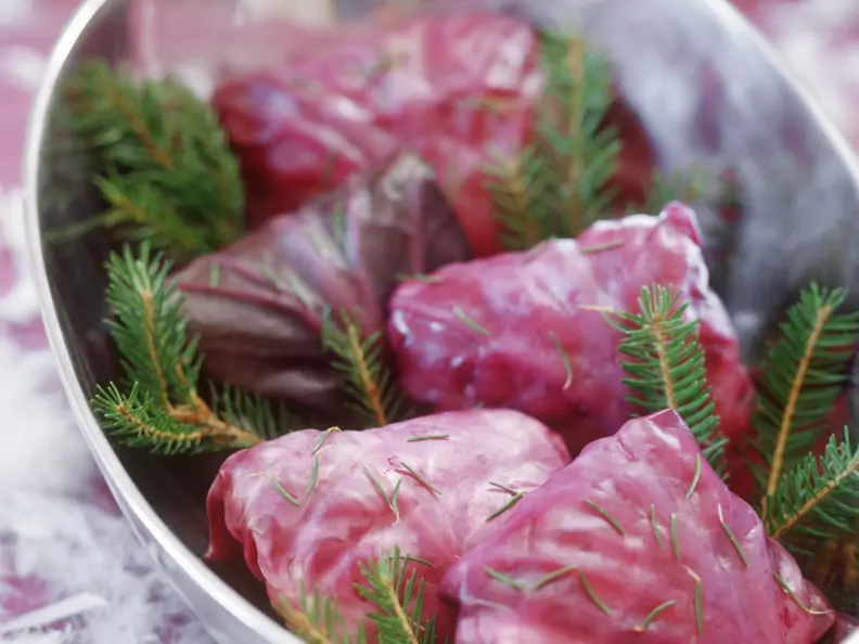 Rotkohlrouladen mit Gerste und Nüssen