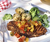 Gegrilltes Kotelett mit Gemüse und Paprika-Tomaten-Salsa