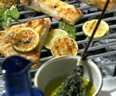 Gegrillte Heilbuttfilets mit Limetten und Lorbeer mariniert