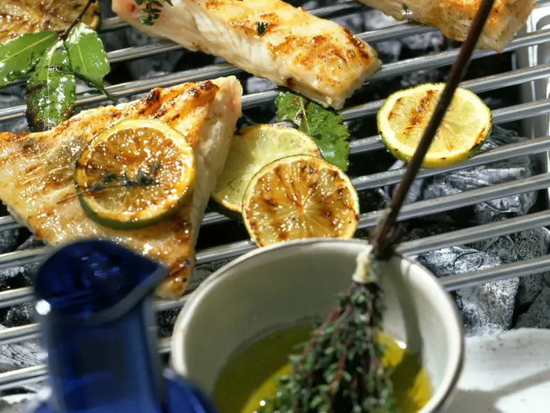Gegrillte Heilbuttfilets mit Limetten und Lorbeer mariniert