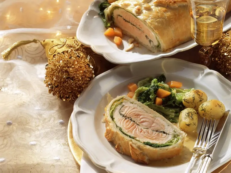 Lachs mit Wirsing im Blätterteig dazu Kartoffeln