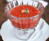 Tomatenkaltschale mit Mozzarella