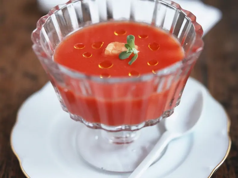 Tomatenkaltschale mit Mozzarella