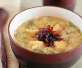 Süßkartoffel-Linsensuppe mit Balsamzwiebeln