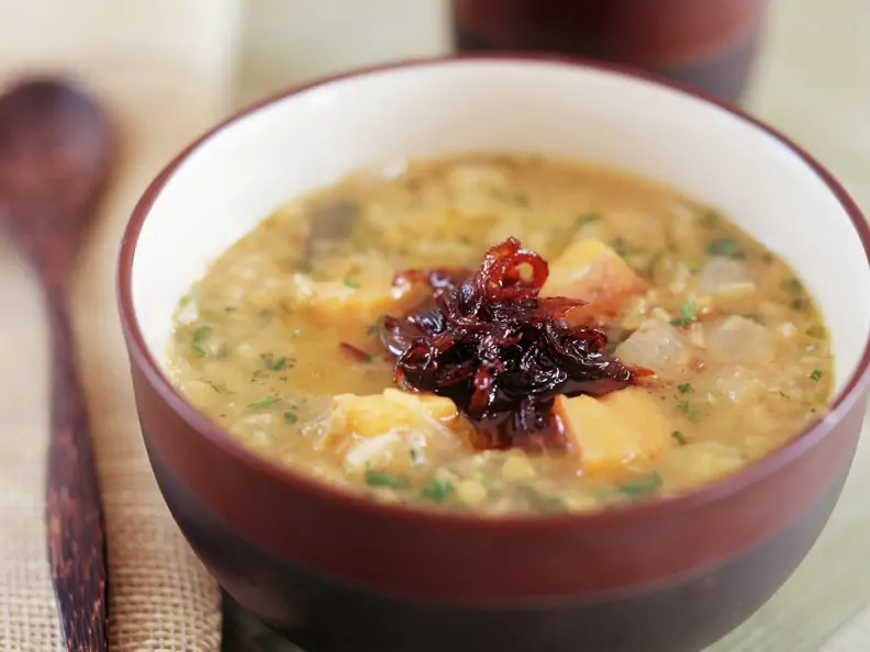 Süßkartoffel-Linsensuppe mit Balsamzwiebeln