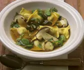 Steinpilzsuppe mit Ravioli