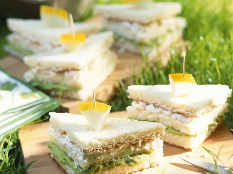 Sandwich mit Avocado und Frischkäse