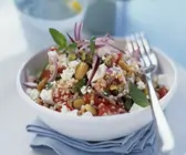 Couscous-Salat mit Schafskäse und Erdnüssen