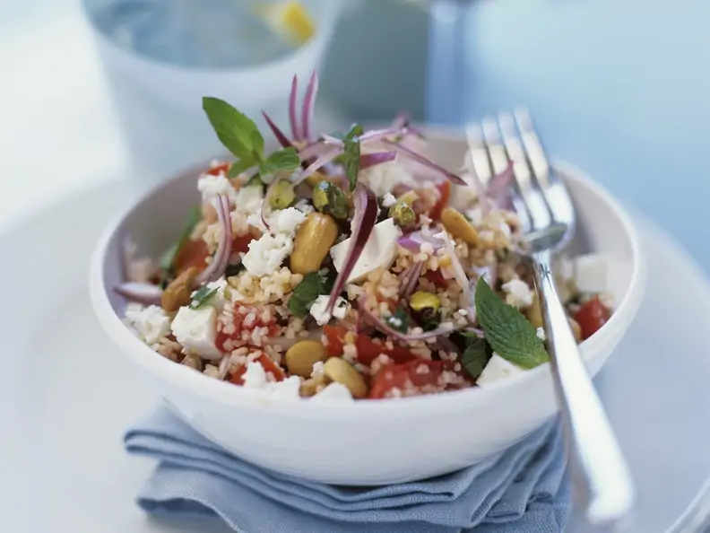 Couscous-Salat mit Schafskäse und Erdnüssen