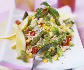 Reis-Gemüsesalat mit grünem Spargel